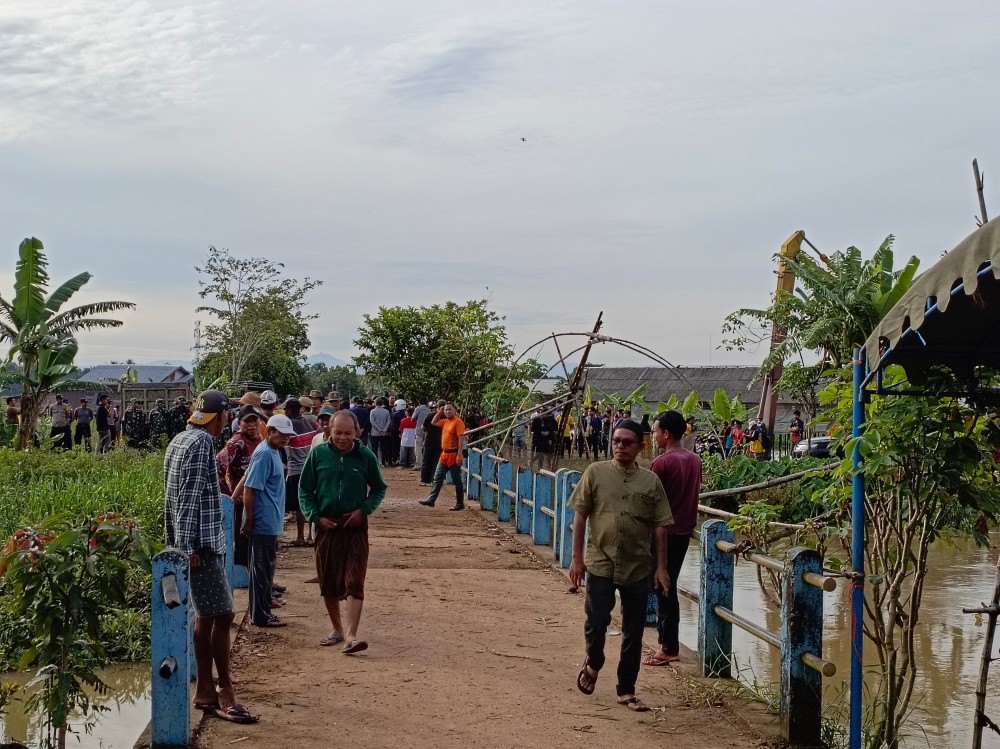 Pengerukan Sampah Tanggul Sungai 